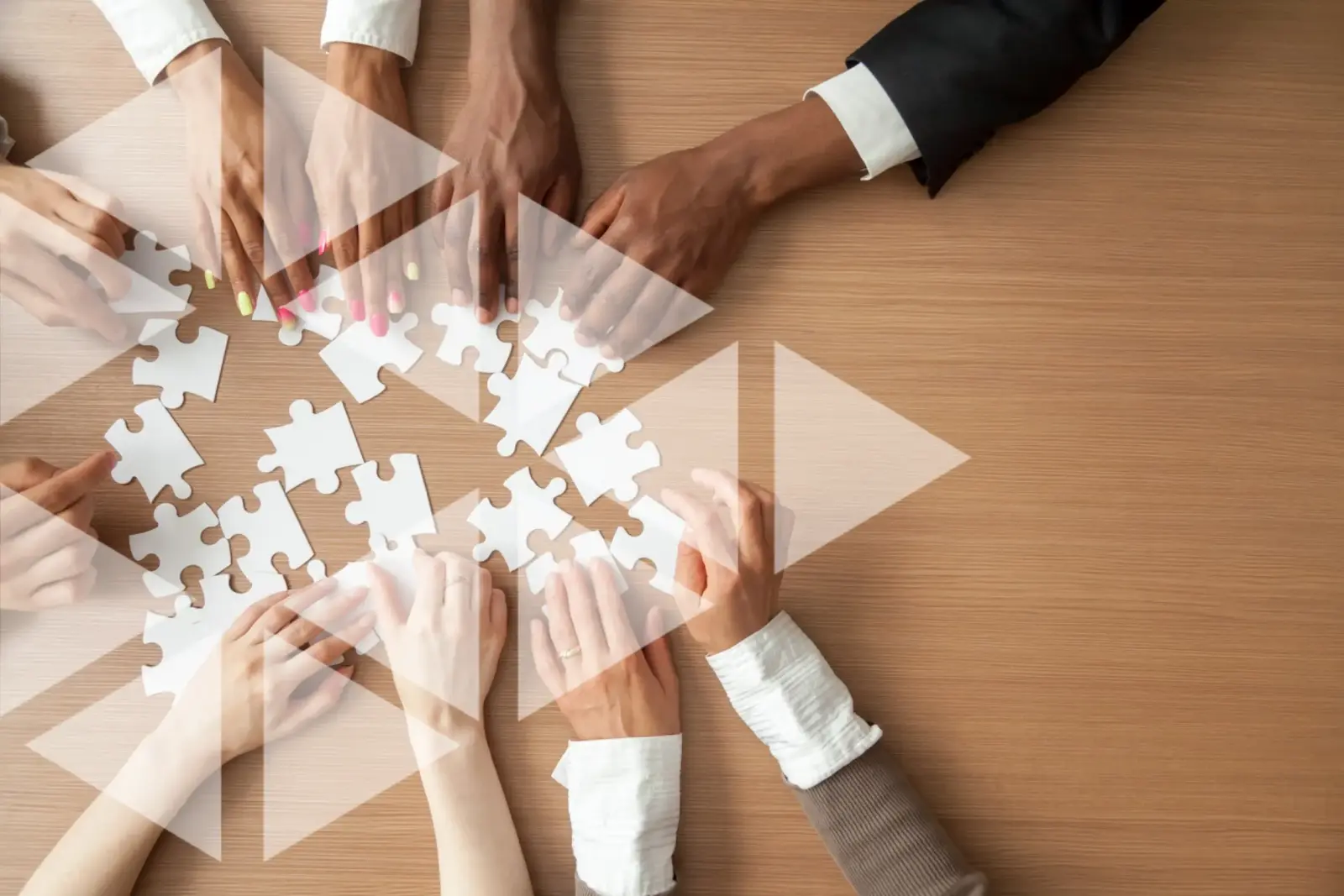 Équipe en collaboration illustrant la performance managériale et relationnelle